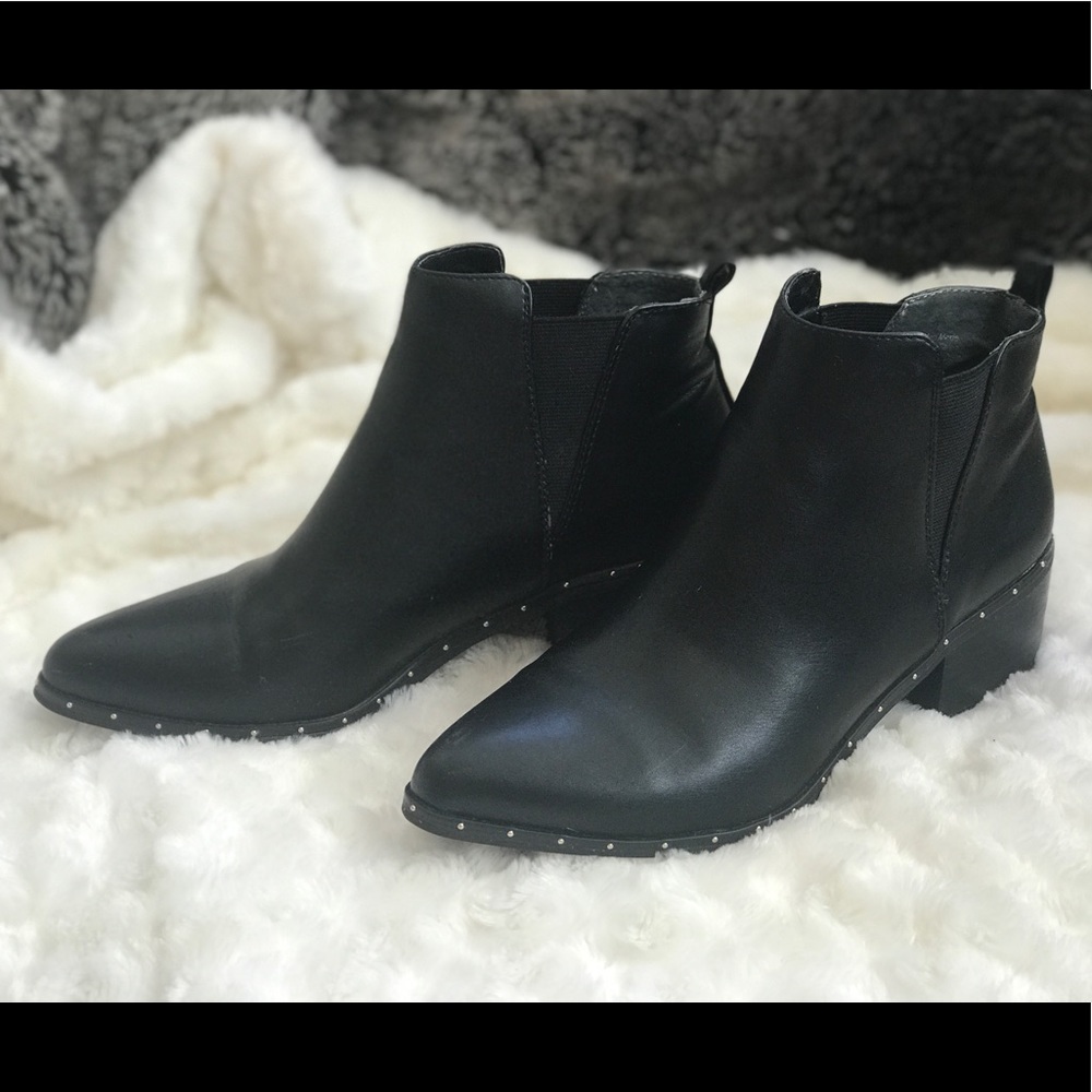BLACK POINTED TOE ANKLE BOOTS